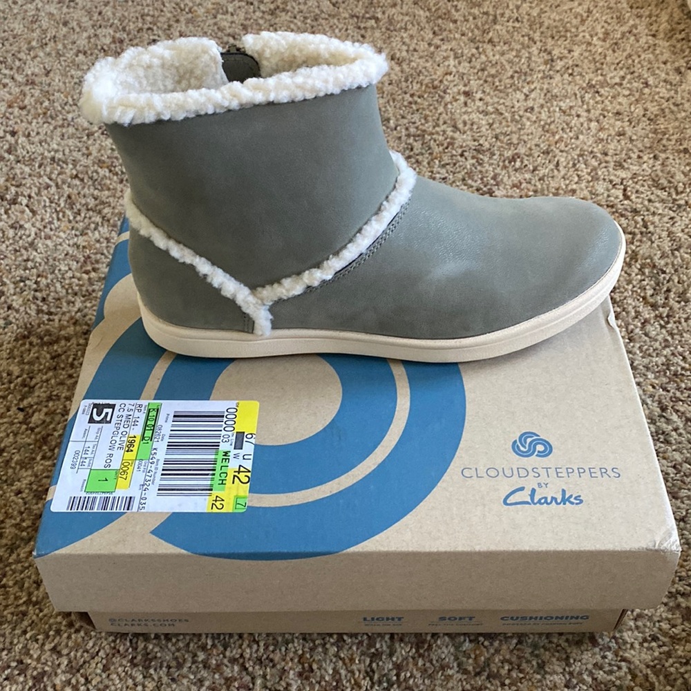 Cloudsteppers by Clark -zip up booties